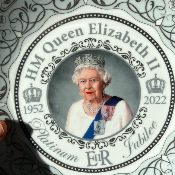 Queen Elizabeth II Platinum Jubilee Commemorative Plate - Picture 5 of 7